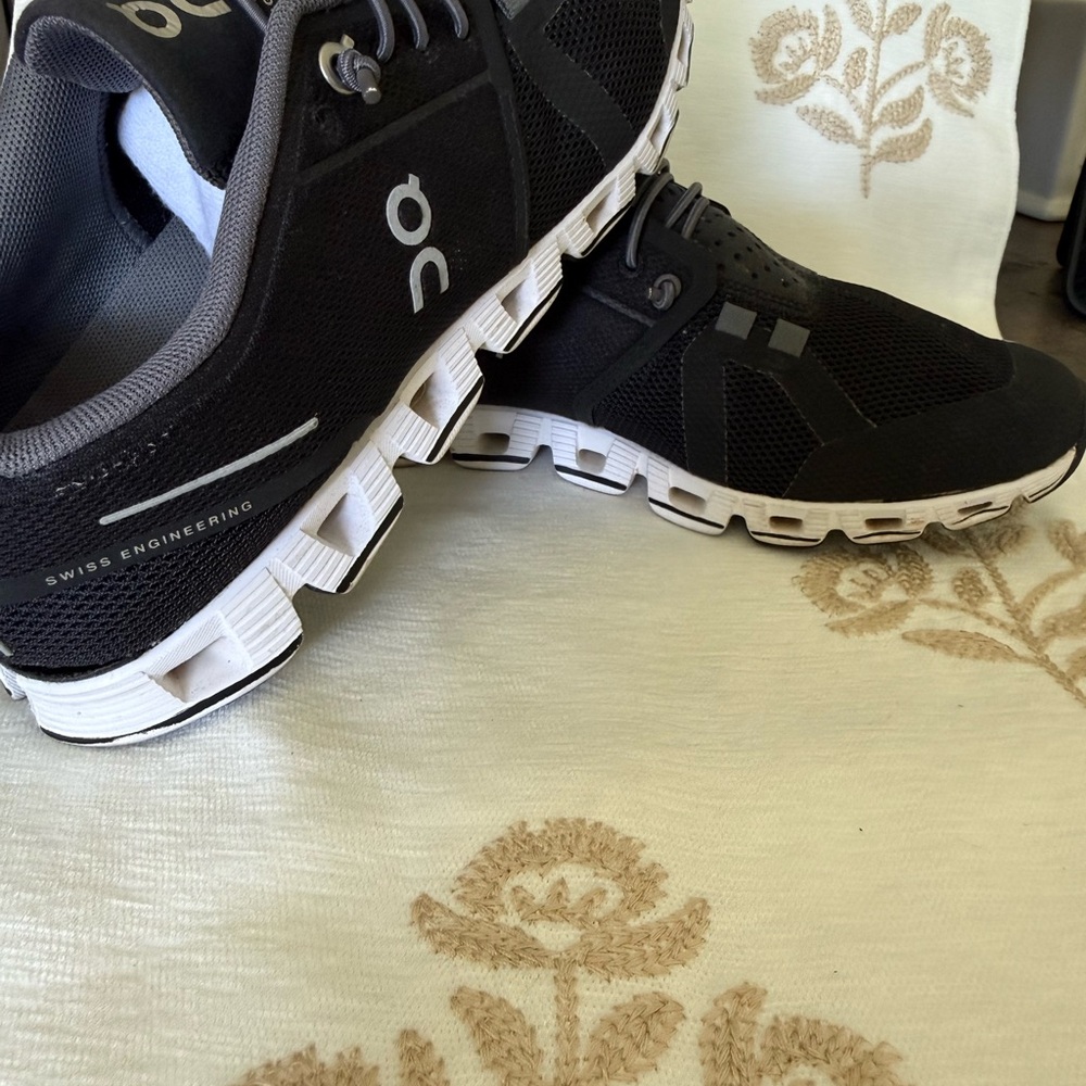 On Running Women’s Black Athletic Shoes Size W7.5
